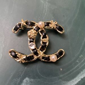 Brooch cc with tanzanite stone,handmade with freshwater pearl…